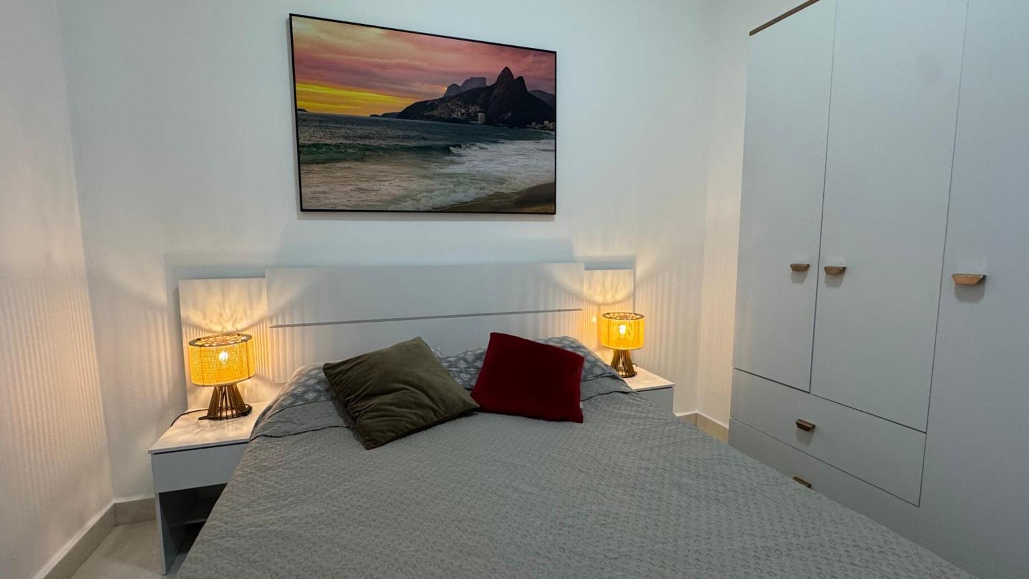 Just 2 Blocks From Copacabana Cozy & Convenient Retreat! * 里约热内卢