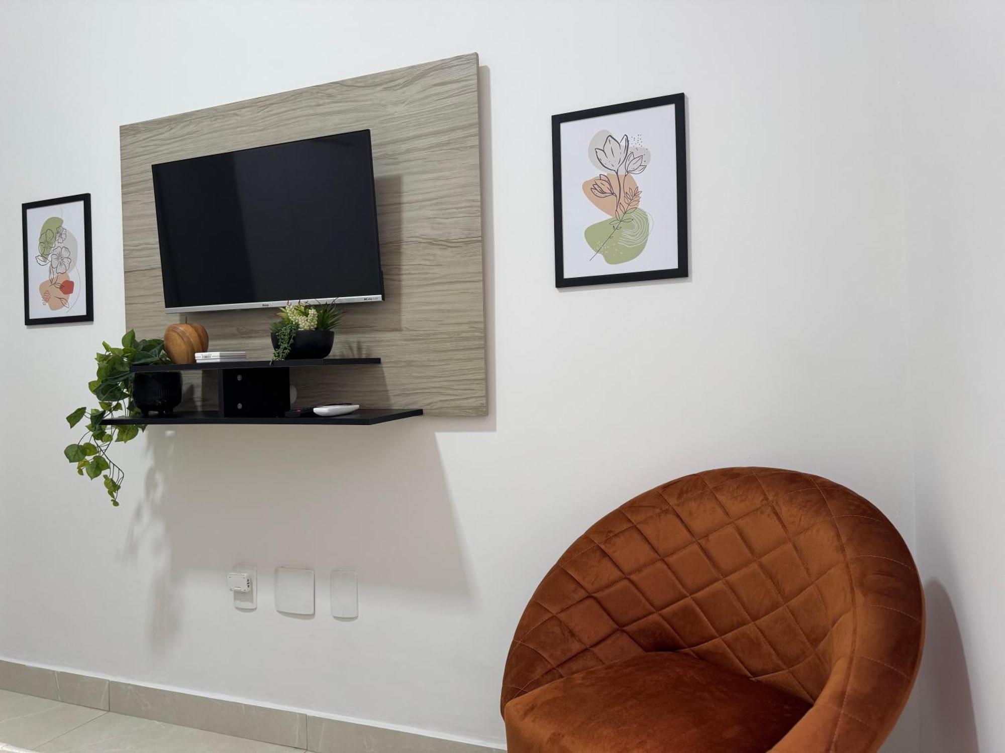 Just 2 Blocks From Copacabana Cozy & Convenient Retreat! *