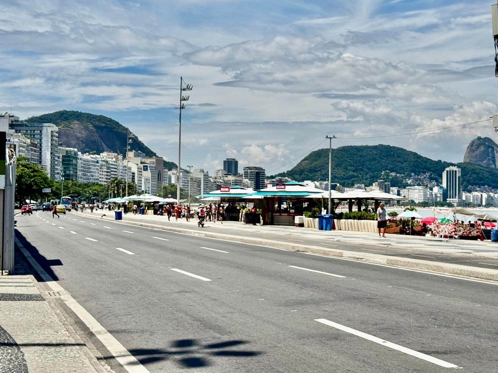 Just 2 Blocks From Copacabana Cozy & Convenient Retreat! Rio de Janeiro