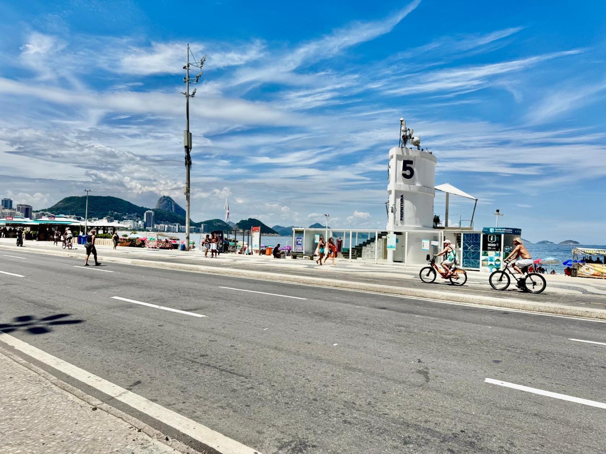 Just 2 Blocks From Copacabana Cozy & Convenient Retreat!