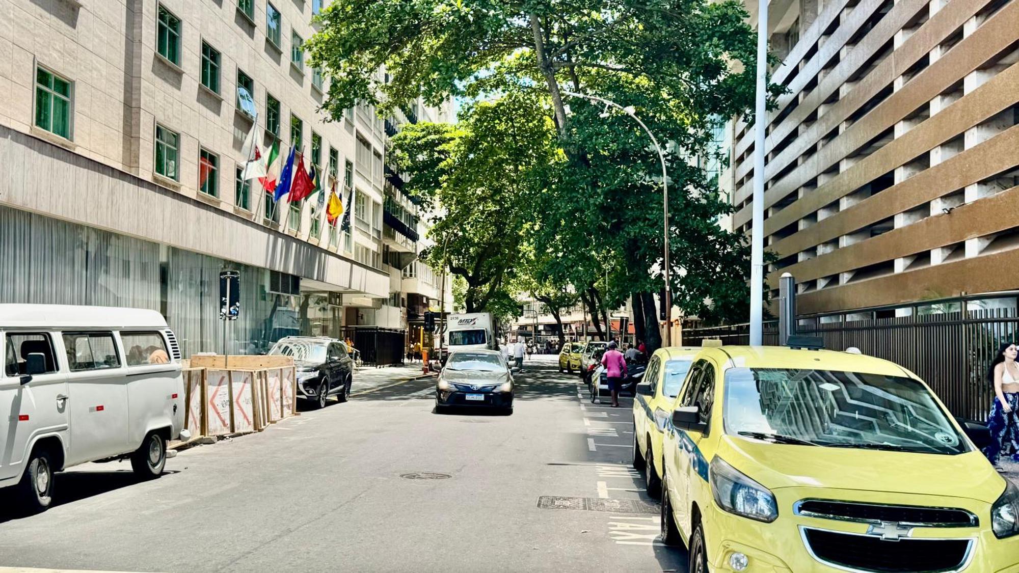 Just 2 Blocks From Copacabana Cozy & Convenient Retreat! *