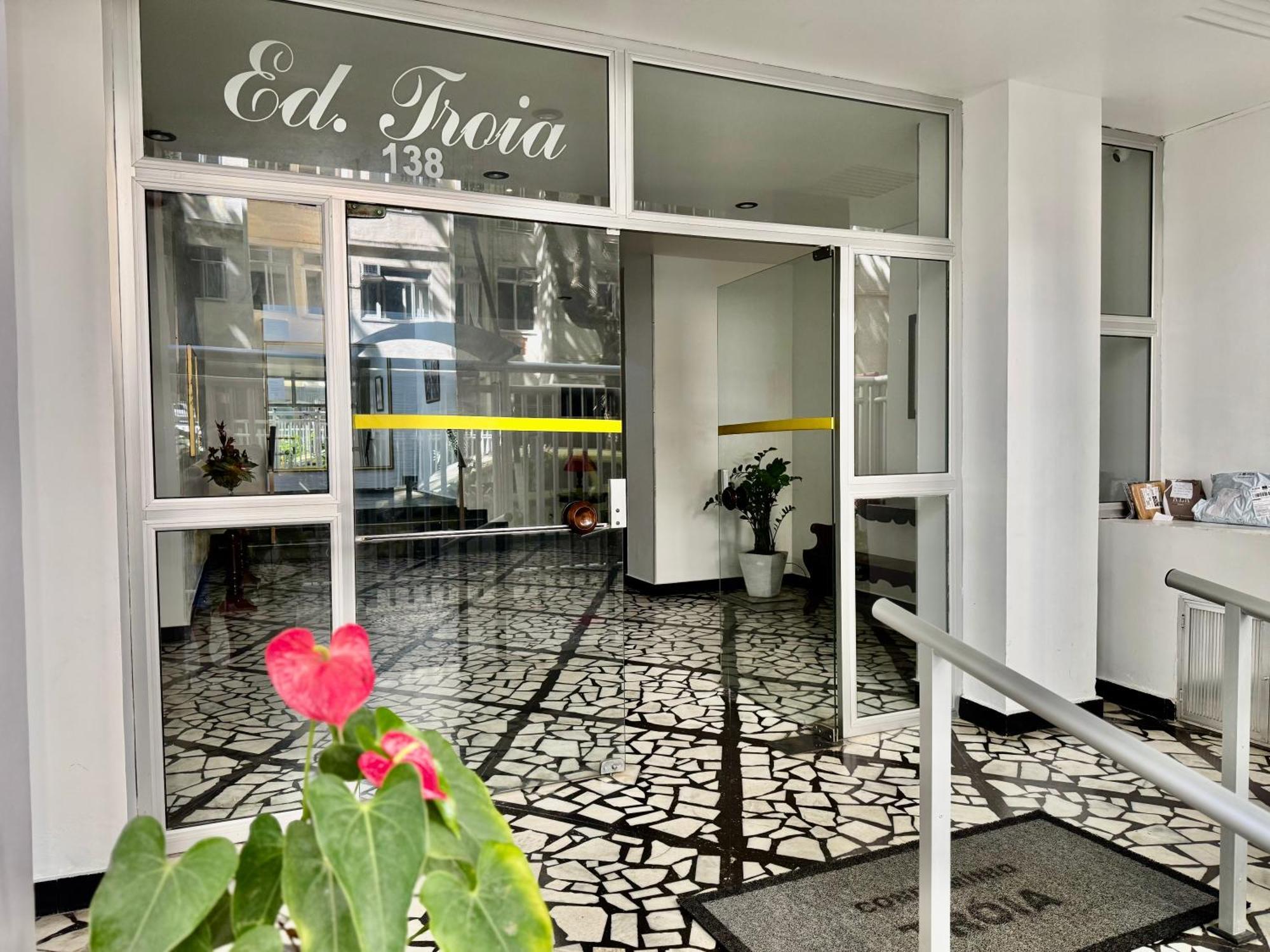 Just 2 Blocks From Copacabana Cozy & Convenient Retreat! * Rio de Janeiro